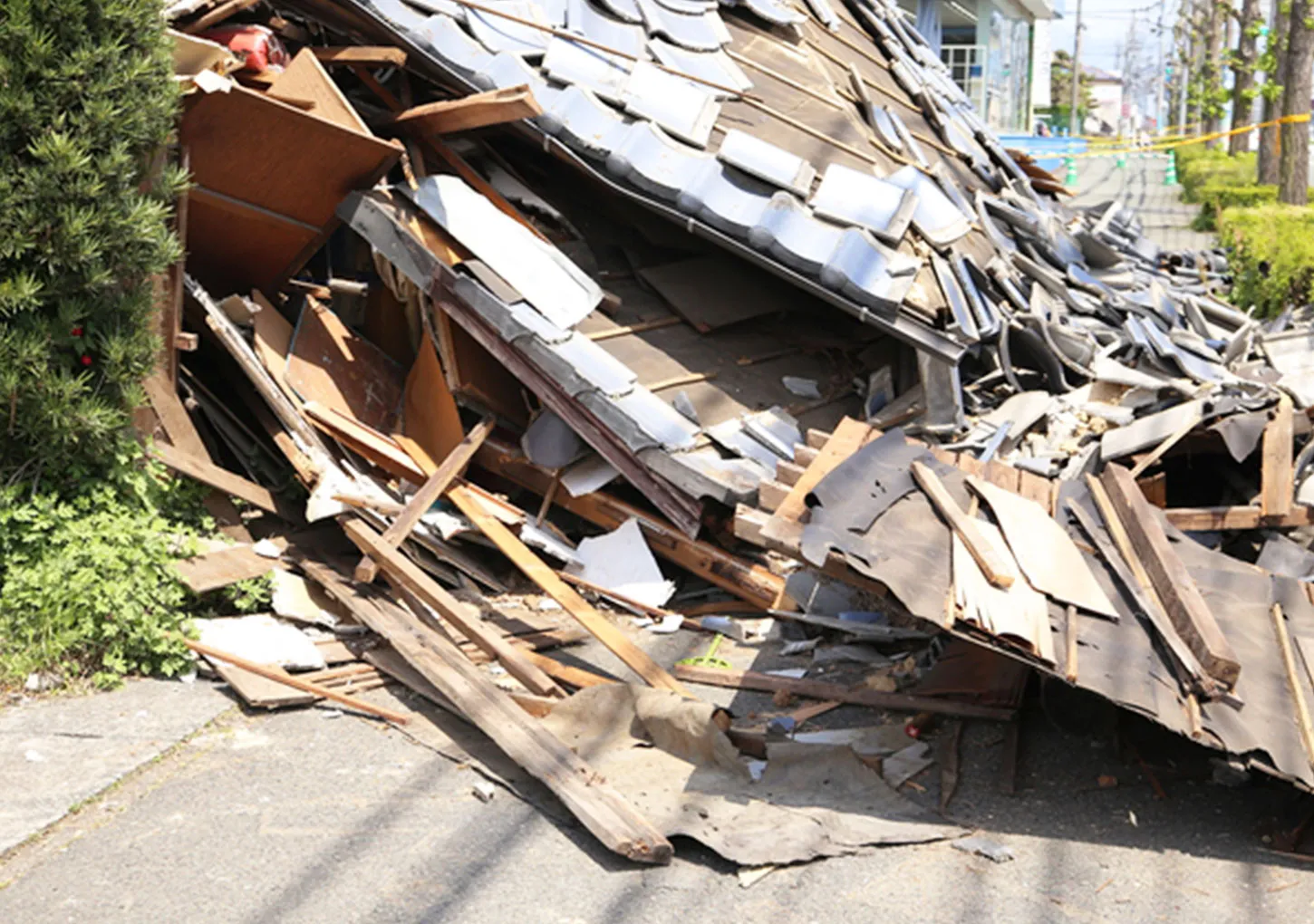 画像:瓦屋根の倒壊リスク